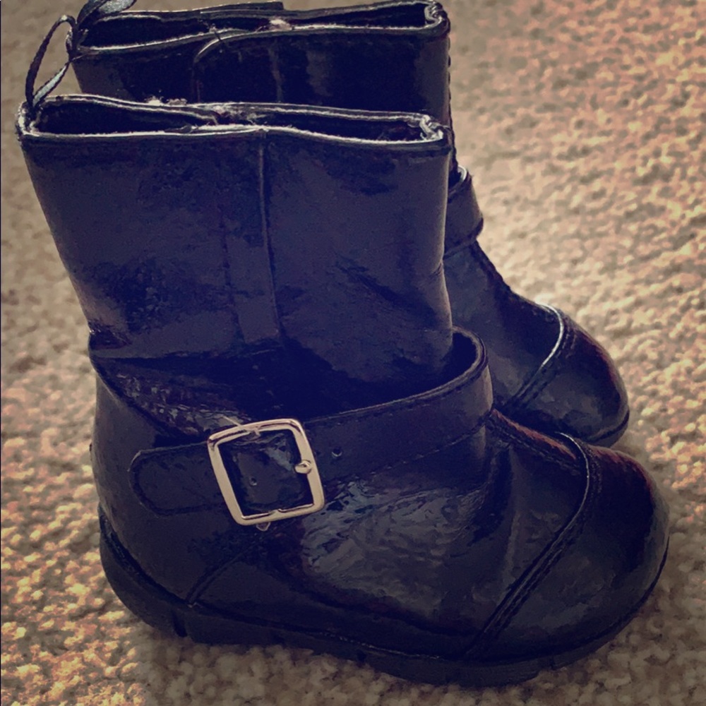 Black boots size 3
